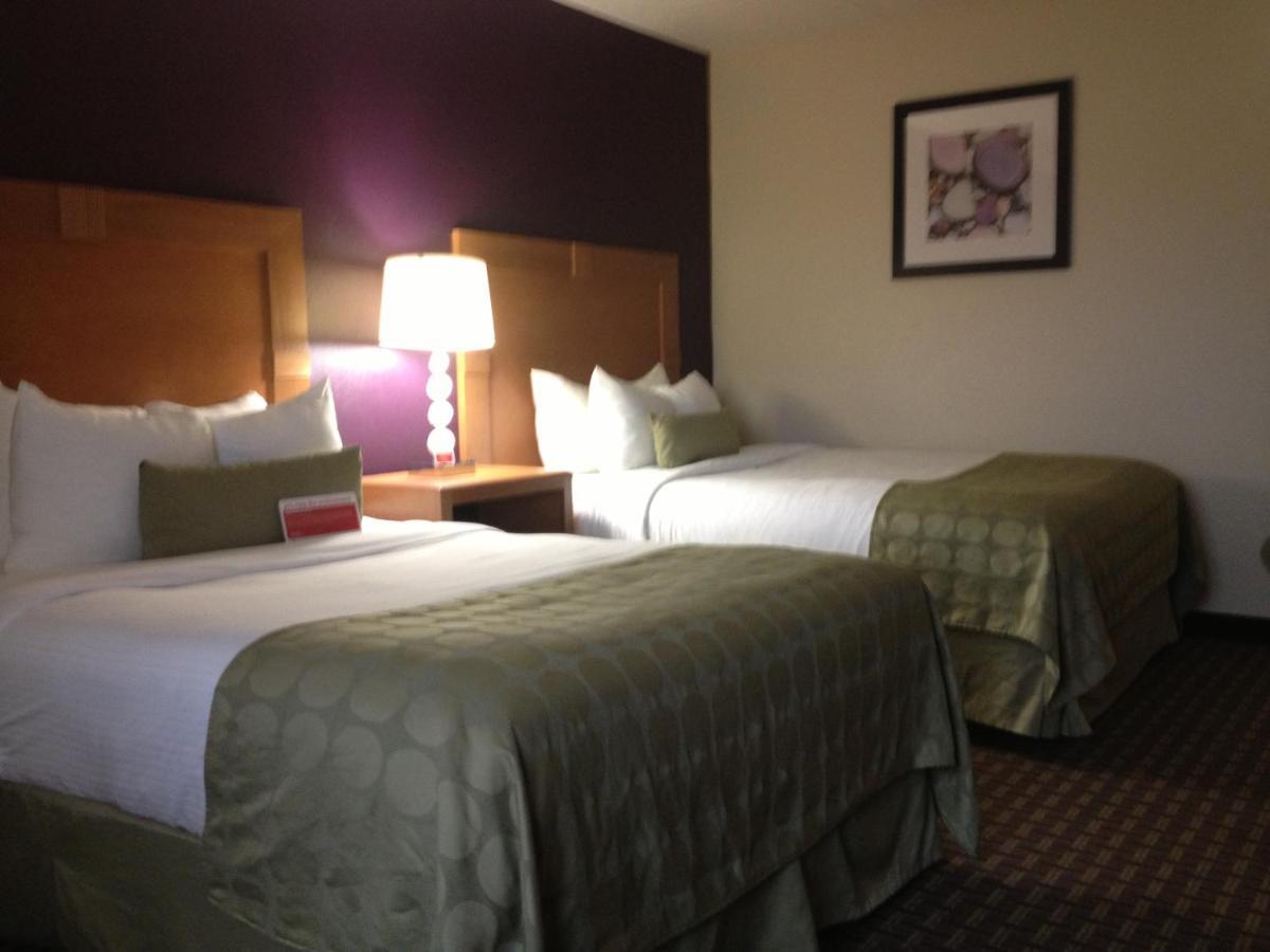 Queen Room with Two Queen Beds and Pool View - Non-Smoking