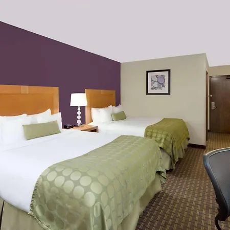 Ramada By Wyndham Marquette-3